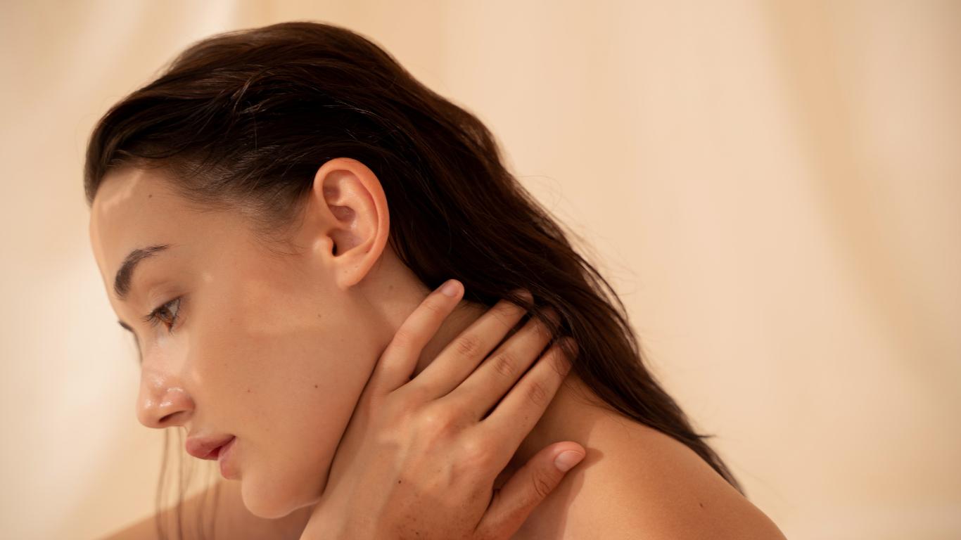 femme-cheveux-bruns-eclatants