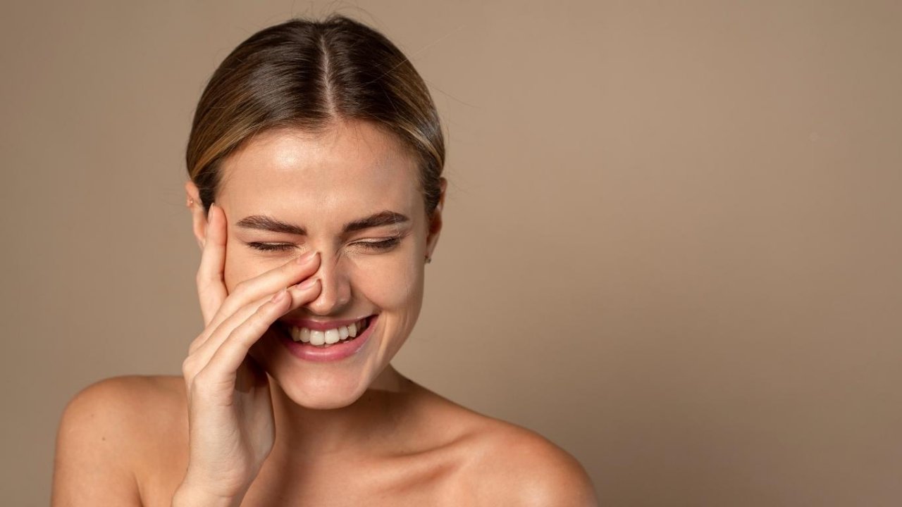 Femme-souriante-heureuse