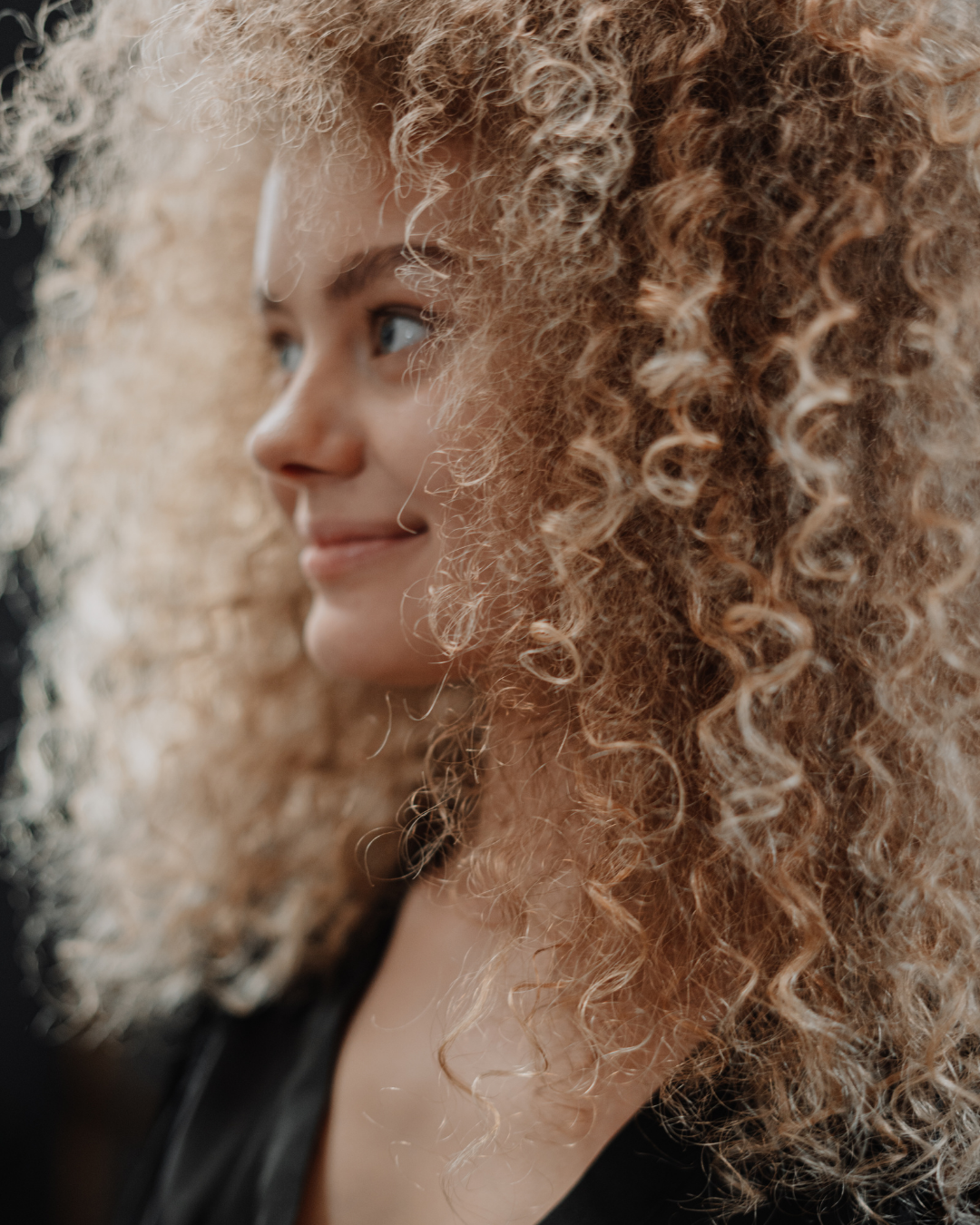 femme-cheveux-boucles